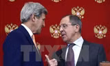 Ngoại trưởng Nga Sergei Lavrov (phải) và người đồng cấp Mỹ John Kerry. (Nguồn: AFP/TTXVN) 