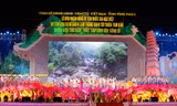 Ca sỹ Anh Thơ mở màn chương trình quy mô với ca khúc “Vĩnh Phúc ơi! Non nước nghĩa tình” với dàn hợp xướng 100 người và 200 diễn viên múa