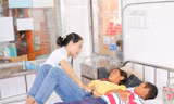Bác sĩ thăm khám sức khỏe cho bệnh nhân