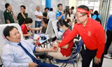 Chủ nhật Đỏ quyên góp 600 triệu đồng cho học bổng Tiếp bước đến trường