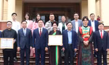 Chủ tịch tỉnh Bắc Ninh (thứ 4 bên trái) khen thưởng Hòa Minzy.