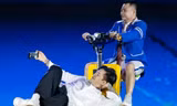 NSND Tự Long chở Tuấn Hưng ra sân khấu bằng xe chở hàng