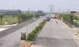 Sau hơn 7 năm thi công, 2,5 km đường dạo quanh khu tưởng niệm Chu Văn An - nối đường Vành đai 3 với khu Xa La (Hà Ðông) được thực hiện theo hình thức BT vẫn chưa xong.