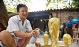 Làng gốm Bát Tràng lên báo Tây nhờ dịch vụ làm cúp vàng World Cup