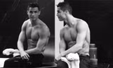 Ronaldo thích soi gương và ghét… xem bóng đá