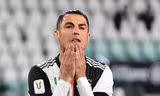 Cristiano Ronaldo tiếc nuối khi sút hỏng penalty trước AC Milan.