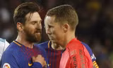 Messi tranh cãi với trọng tài.