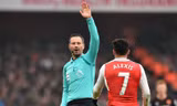 Mark Clattenburg thừa nhận sai lầm ở trận Arsenal thắng Hull City.