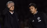 HLV Jose Mourinho làm việc cật lực cùng các đồng nghiệp.