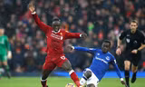 Martina (phải) trong một pha tranh chấp với Sadio Mane của Liverpool. Ảnh: AFP.