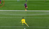 Suarez đã di chuyển vào vòng cấm trước khi Messi đá quả bóng đi.