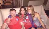 Rooney ngà say chụp ảnh cùng 2 cô gái lạ.