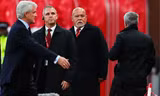 HLV Mourinho không thèm bắt tay đồng nghiệp Mark Hughes.
