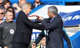 Mourinho không muốn đẩy cầu thủ của M.U tới Arsenal.