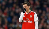 Mesut Ozil sẽ ở lại London để chăm sóc cô vợ sắp sinh.