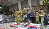 Trên xe ô tô phát hiện nhiều đao kiếm và lượng hàng hoá nhậu lậu trị giá khoảng 1 tỷ đồng - Ảnh: Công an NB