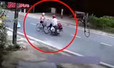 Nguyễn Văn Phong chặn cháu bé ở giữ đường để giở trò đồi bại - Ảnh cắt từ clip