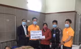 Đoàn thiện nguyện đã trao trên 42 triệu đồng cho đại diện gia đình em Nguyễn Khắc Hùng .Ảnh: Thanh Hiền 