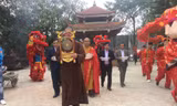 Ngày Ông Công, ông Táo, người dân Lạng Sơn vẫn thực hiện nghi lễ thả cá bình thường .Ảnh: Duy Chiến
