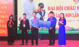 Anh Nguyễn Ngọc Lương, Bí thư TƯ Đoàn, Chủ tịch HĐ Đội TƯ trao biểu trưng tặng 5 công trình nước sạch (trí giá 500 triệu đồng) cho tuổi trẻ Lạng Sơn .Ảnh: Duy Chiến