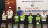 Bí thư TƯ Đoàn Bùi Quang Huy tặng quà cho thiếu nhi Lạng Sơn .Ảnh: Duy Chiến