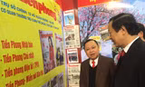 Chủ tịch UBND tỉnh Lạng Sơn Phạm Ngọc Thưởng (bìa phải ngoài cùng) phấn khởi thăm gian trưng bày báo Tiền phong *ảnh: Duy Chiến
