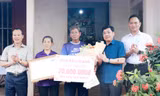 Bí thư Tỉnh ủy Bắc Giang Dương Văn Thái (thứ 2 bên phải) động viên gia đình Nguyễn Thị Oanh.