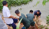 Lực lượng công binh của Bộ Chỉ huy quân sự tỉnh Bắc Giang trục vớt quả bom
