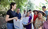 Hoa hậu Đỗ Thị Hà cùng bạn đọc Tiền Phong đến với người dân vùng lũ Tuyên Quang