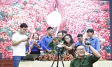 Đoàn viên và thanh niên cùng các TikToker Livestream bán vải thiều Bắc Giang. Ảnh: Nguyễn Thắng.