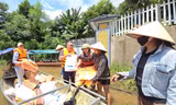 Đoàn thiện nguyện của báo Tiền Phong vào vùng bị cô lập ở Yên Bái để trao quà của bạn đọc 