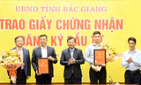 Phó Chủ tịch UBND tỉnh Bắc Giang Phan Thế Tuấn trao giấy chứng nhận đầu tư cho 2 dự án.