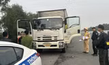 Tài xế cùng ba người đàn ông dừng xe trên cao tốc đánh bạc