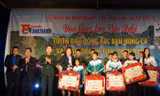 Trung tá Ngô Quốc Bảo, Chính ủy Lữ đoàn 242 và đại diện các đơn vị đồng hành trao tặng quà cho quân và dân trên huyện đảo Vân Đồn, tối 22/11