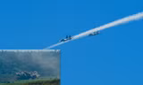 Hai chiếc tiêm cường kích đa năng SU-30MK2 được mệnh danh “Hổ mang chúa” bổ nhào phóng rocket vào mục tiêu