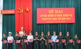 Ban tổ chức lớp bồi dưỡng trao chứng nhận cho các học viên đạt loại giỏi, sáng 27/9
