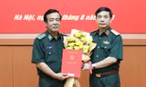Thừa ủy quyền của Chủ tịch nước Nguyễn Xuân Phúc, Đại tướng Phan Văn Giang, Phó Bí thư Quân ủy Trung ương, Bộ trưởng Bộ Quốc phòng trao quyết định thăng quân hàm từ Thiếu tướng lên Trung tướng cho Tư lệnh Lê Đức Thái (trái ảnh).