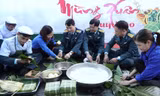 Tuổi trẻ lính canh trời sôi nổi Tết trồng cây, thi nấu mâm cỗ Tết, gói bánh chưng