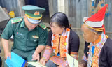 Đoàn viên quân hàm xanh Lai Châu xuống bản giúp dân