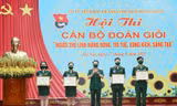 Đại tá Phạm Văn Hiếu, Phó Chính ủy Bộ tư lệnh Bảo vệ Lăng trao giải nhất, nhì, ba cho các thí sinh. Ảnh: Ngọc Hà