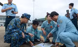 Thiếu tướng Phạm Trường Sơn (người ngồi bên phải) - Phó Tư lệnh Quân chủng Phòng không - Không quân trao đổi phương án cứu hộ với tổ bay Trung đoàn 930. Ảnh: PK-KQ