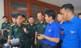 Bí thư T.Ư Đoàn Nguyễn Ngọc Lương và các đại biểu tham quan các thiết bị phòng hóa do ĐVTN Binh chủng Hóa học tham gia chế tạo, sản xuất vào chiều 18/6. Ảnh: Nguyễn Minh