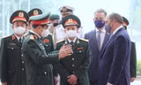 Hai Bộ trưởng trao đổi tại sảnh trụ sở Bộ Quốc phòng, trước khi vào hội đàm chính thức. Ảnh: Nguyễn Minh