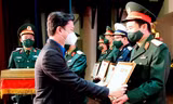 Bí thư T.Ư Đoàn Nguyễn Minh Triết trao tặng Bằng khen của T.Ư Đoàn cho đại diện các tập thể có thành tích xuất sắc trong thực hiện chương trình phối hợp, giai đoạn 2016-2021.