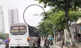 Cả rừng camera giao thông trên đường Giải Phóng đoạn trước bến Giáp Bát nhưng xe khách vẫn vô tư bắt khách bên dưới Ảnh: A.Trọng
