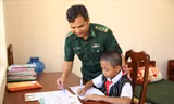 Trung tá Zơ Râm Thức, Chính trị viên Đồn Biên phòng cửa khẩu Nam Giang dạy học cho con nuôi Zơ Râm Dũng