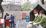 Công an địa phương tích cực tham gia phòng chống dịch Covid-19 tại quận Hoàng Mai, Hà Nội Ảnh: Như Ý 