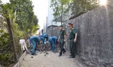 Ngay từ sáng sớm, lãnh đạo huyện Củ Chi đã triển khai công việc làm đường, xây nhà cho mẹ Em, mẹ Oanh