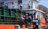 Khi lực lượng cứu hộ cứu nạn đưa 3 thủy thủ ra ngoài thì họ đều đã tử vong.