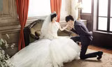 Chú rề quỳ gối hôn tay cô dâu. Ảnh: YorkBBS.ca